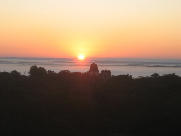 Sonnenaufgang ber Tikal